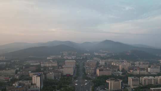 湖北襄阳城市清晨迷雾航拍