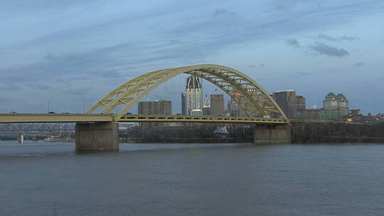 跨河大桥上的拱门视频素材模板下载