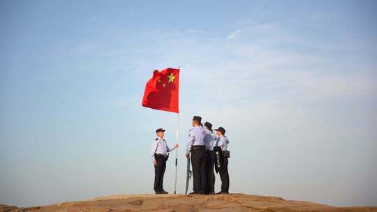 国庆节威海警察高举五星红旗巡查海岸