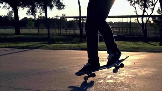 个性运动青年滑板氛围下雨青春活力剪影