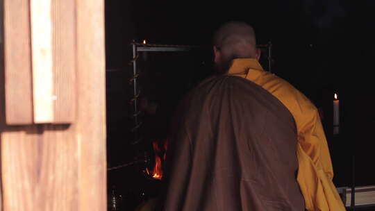 日本佛教僧侣在寺庙神社祈祷