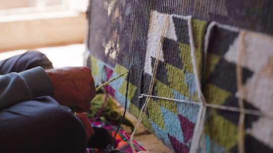 乌兹别克斯坦男子手工编织地毯视频素材模板下载
