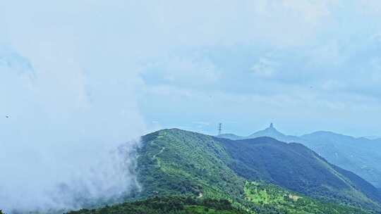 夏季雨后山间日出云雾缭绕