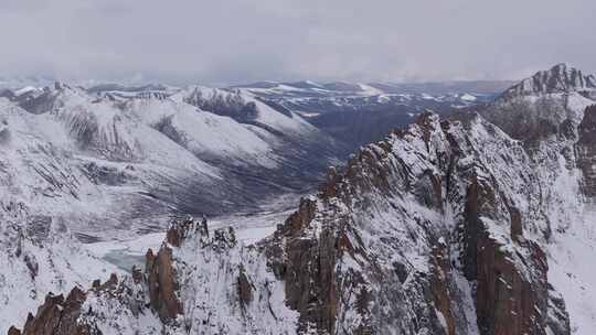 航拍冬天的四川阿坝莲宝叶则石头山