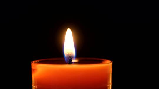 一根正在燃烧的蜡烛 祈祷祝福许愿烛光
