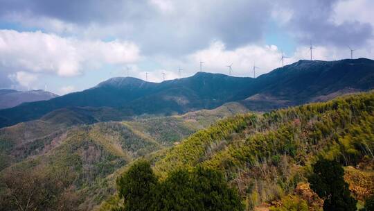 中国山区风力发电车新能源航拍视频