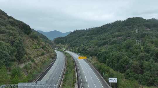 森林高速公路隧道航拍道路交通森林公路基建