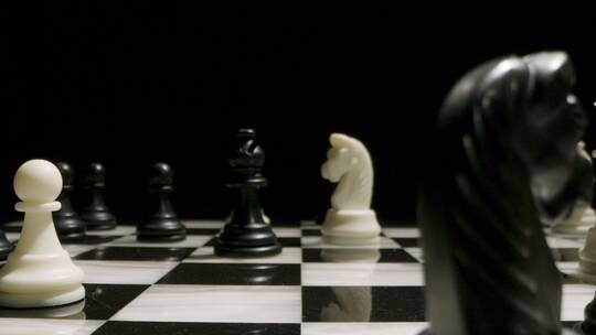 工作室拍摄国际象棋棋盘和棋子视频素材模板下载