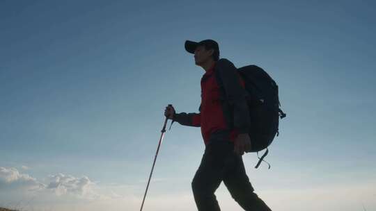 男子背包登山徒步前行