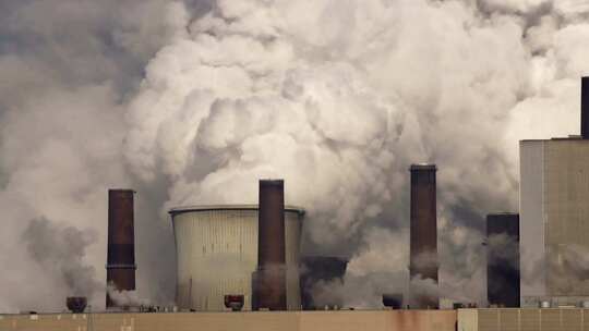 工厂烟囱排放大量废弃浓烟污染环境