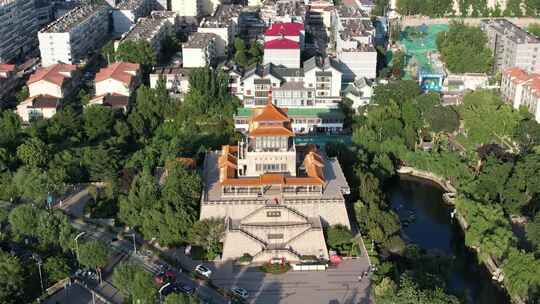 古风建筑坐落于城市中的独特景致