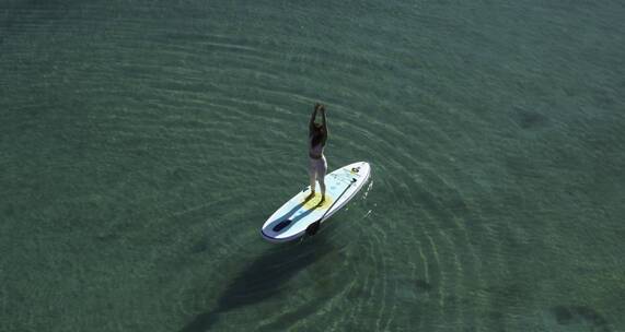 湖中桨板上的女人