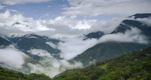 玻利维亚安第斯山脉景观中山谷中形成的云的时间推移。A的时间推移