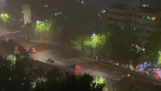 雨夜街头车辆
