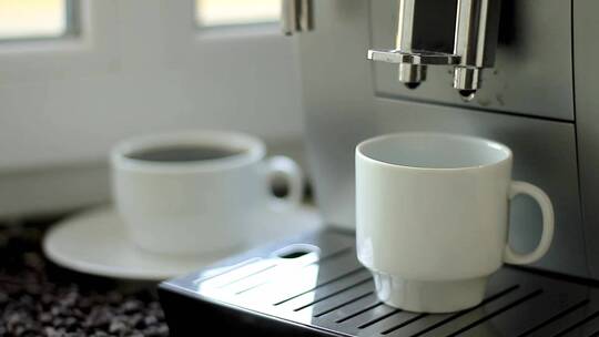 热咖啡从咖啡机倒入杯子视频素材模板下载