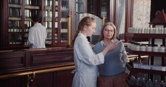 药剂师与客户交谈和协助客户