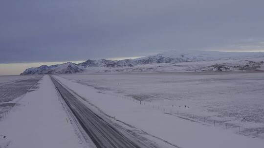 4K冰岛雪山雪地北极圈公路汽车航拍