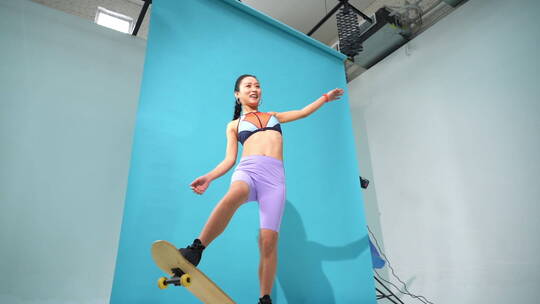 滑滑板摆拍的青年女人