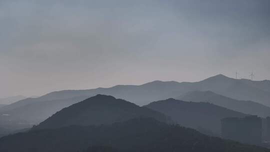 山脉重峦叠嶂的光影