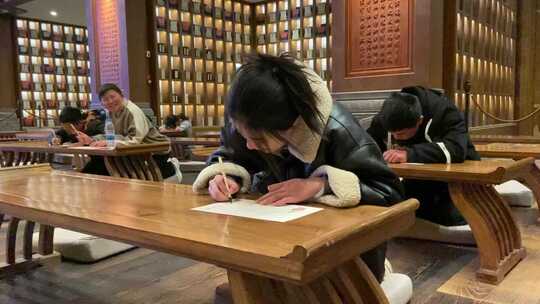 济宁尼山圣境，学生研学写毛笔字《论语》