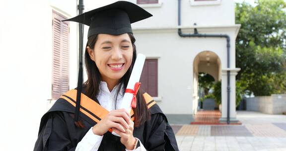 穿着毕业礼服的亚洲女人