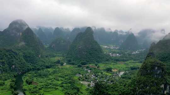 航拍桂林山水云海缭绕的喀斯特风貌