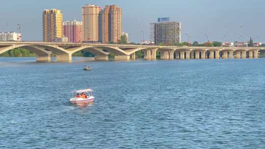 午后城市河流游船桥梁车流变焦