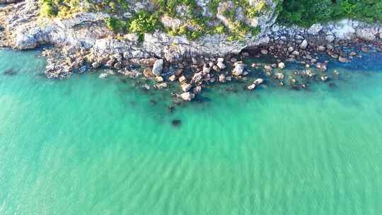 空中俯瞰岩石海岸边的碧绿海水