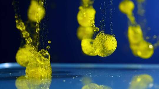 黄色液体滴落微距画面