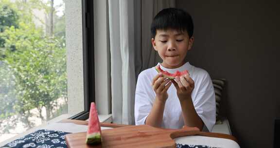 可爱的小男孩吃西瓜
