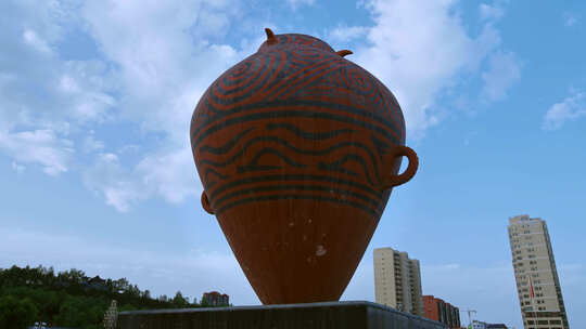 广场上矗立的彩陶罐、马家窑彩陶视频素材模板下载