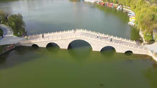石拱桥 观荆阁 桥上行人 航拍石桥 水面视频素材模板下载