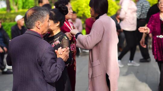 中国公园老年人广场舞城市生活