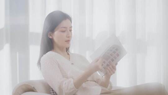 女性室内安静阅读书籍