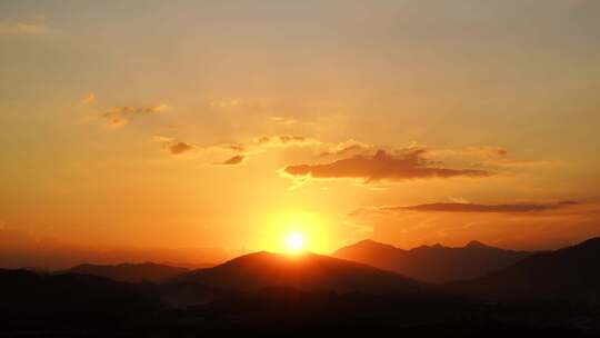 山峰日出延时太阳升起远山群山温暖阳光风景