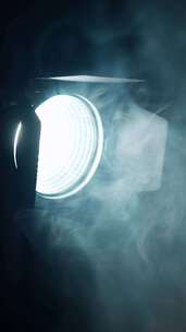探照灯的光束与雾气概念光烟神秘主义