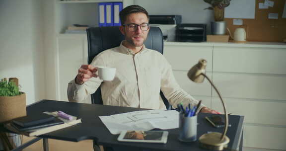 商人在办公室工作时啜饮咖啡