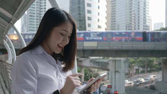 年轻商务女士使用手机视频素材模板下载