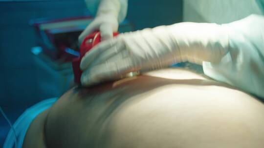 外科医生在给病人在做心肺复苏视频素材模板下载