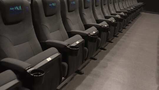 电影院宽敞的空间与座位