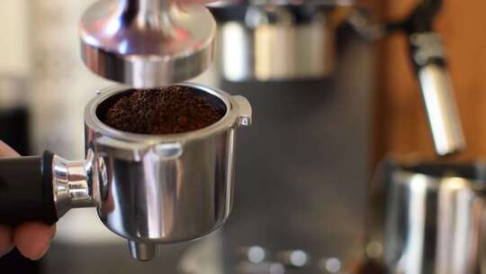 给咖啡机添加咖啡粉