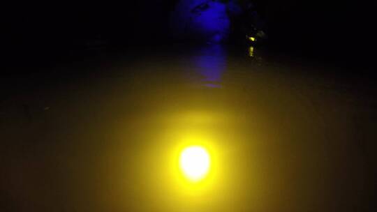 喀斯特地貌溶洞水下相机拍摄