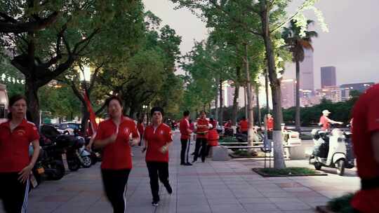 台州市市民广场跳广场舞的人群视频素材模板下载
