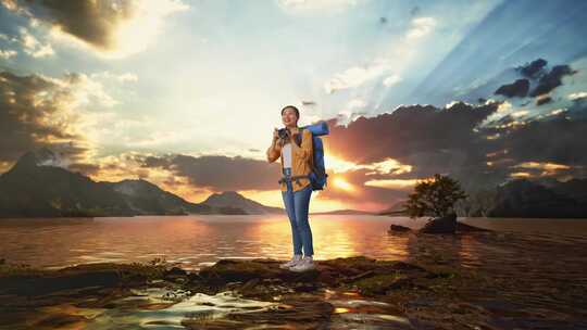 亚洲女性徒步旅行者使用相机在湖边拍照的侧