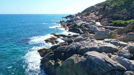 海南三亚海岸线上礁石沙滩海浪