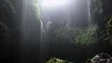 桂林乾龙天坑溶洞里的瀑布高清在线视频素材下载