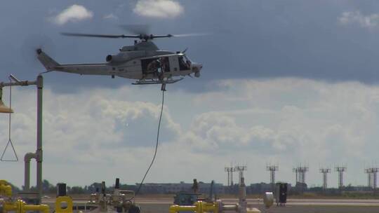 空军在使用直升机进行军事演习