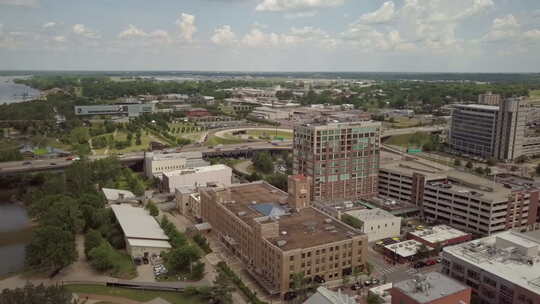 美国阿肯色州小石城市中心阿肯色河上空的日间天线视频素材模板下载