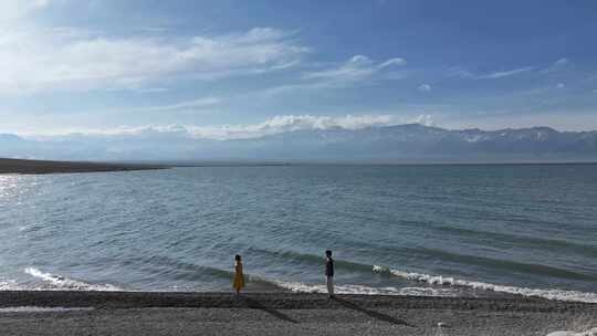 赛里木湖天鹅泉湖边情侣走进一起拥抱接吻