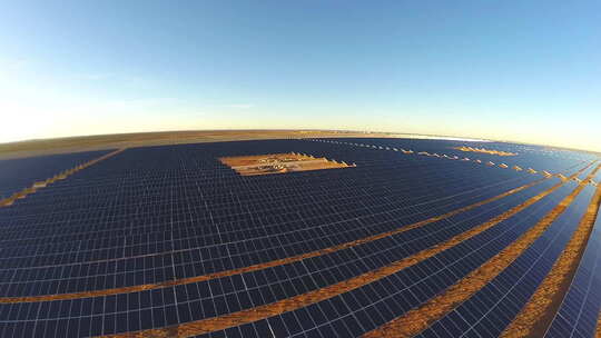 沙漠中的太阳能电池板安装